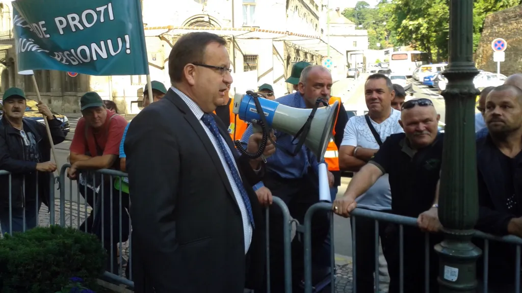 Ministr průmyslu Jan Mládek (ČSSD) hovoří k horníkům demonstrujícím před úřadem vlády
