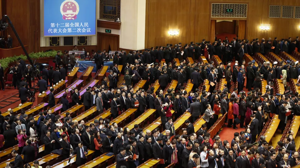 Delegáti opouštějí sál po skončeném zasedání čínského parlamentu