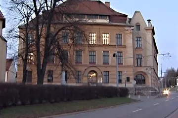 Dluhopisy na koupi budovy nestačily, gymnáziu pomůžou investoři