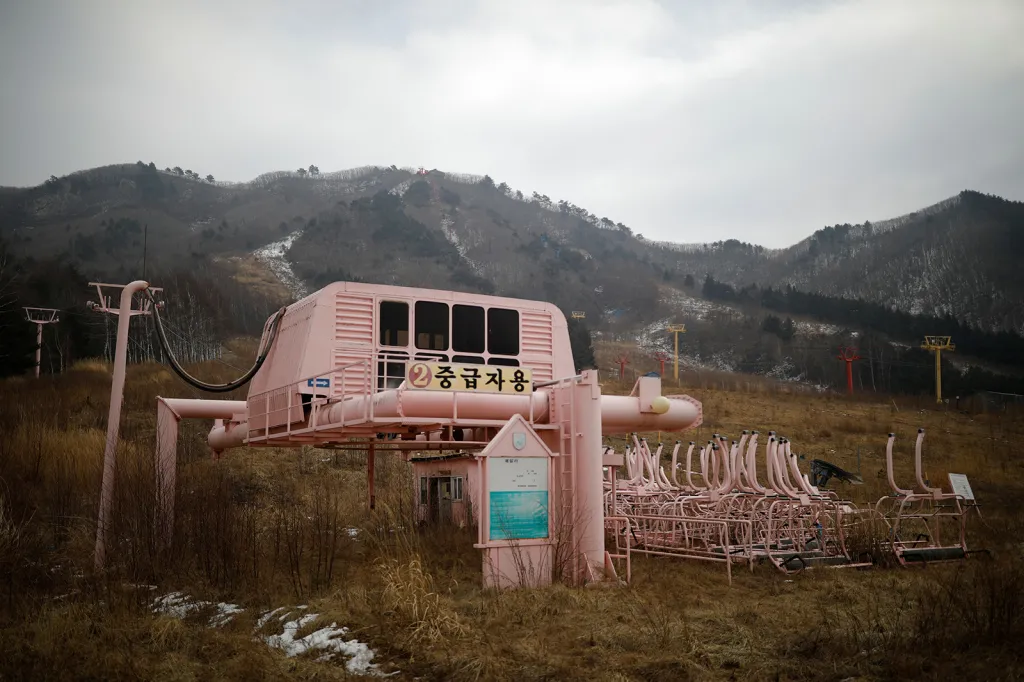 Stanice lyžařské lanovky a rezavějící sedačky v bývalém areálu Alps Ski Resort u města Goseong