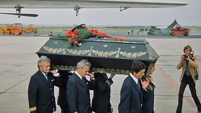 Pohřeb zastřeleného pilota v Mimikrách