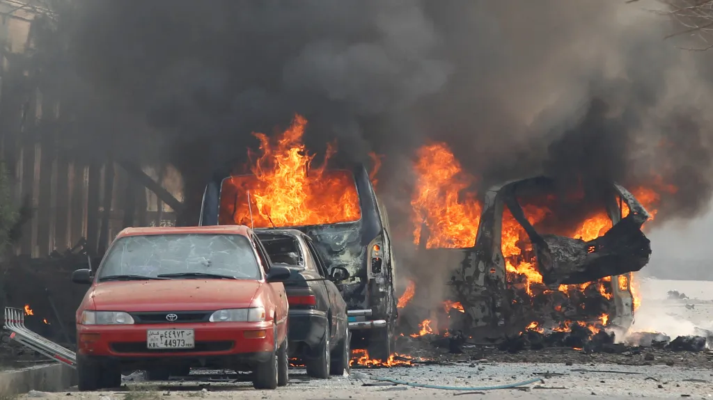 Hořící auta po útoku na organizaci Save the Children