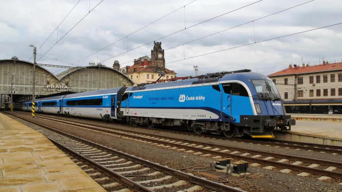 Jednotky Railjet jezdí z Prahy do Vídně přes Pardubice a Brno, v Rakousku pokračují dále do Štýrského Hradce. Jejich provoz určuje smlouva mezi ČD a rakouskými ÖBB.