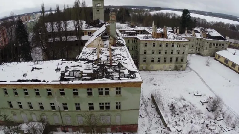 Zchátralý a zdemolovaný klášter v Chebu