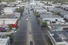 Masivní přívaly vody proměnily floridské ulice v divokou řeku
