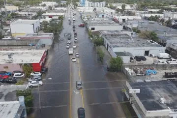 Masivní přívaly vody proměnily floridské ulice v divokou řeku