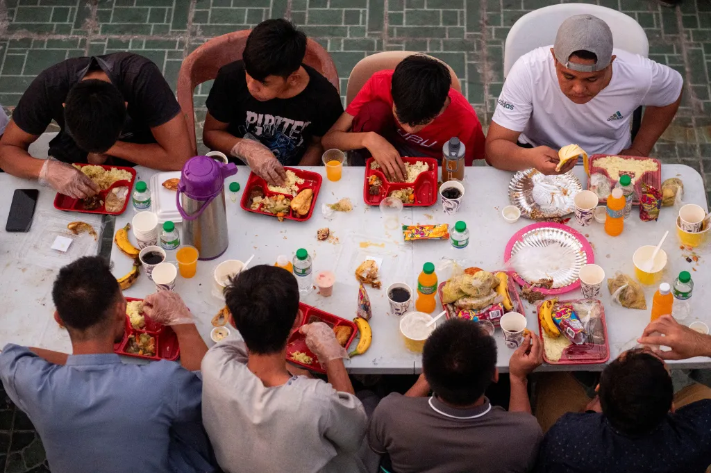 Filipínští muslimové jedí jídlo iftar v zahradní mešitě ve městě Taguig