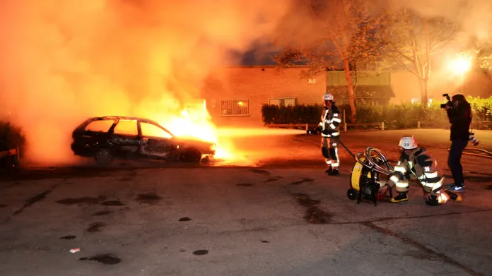 Zapálená auta na stockholmském předměstí