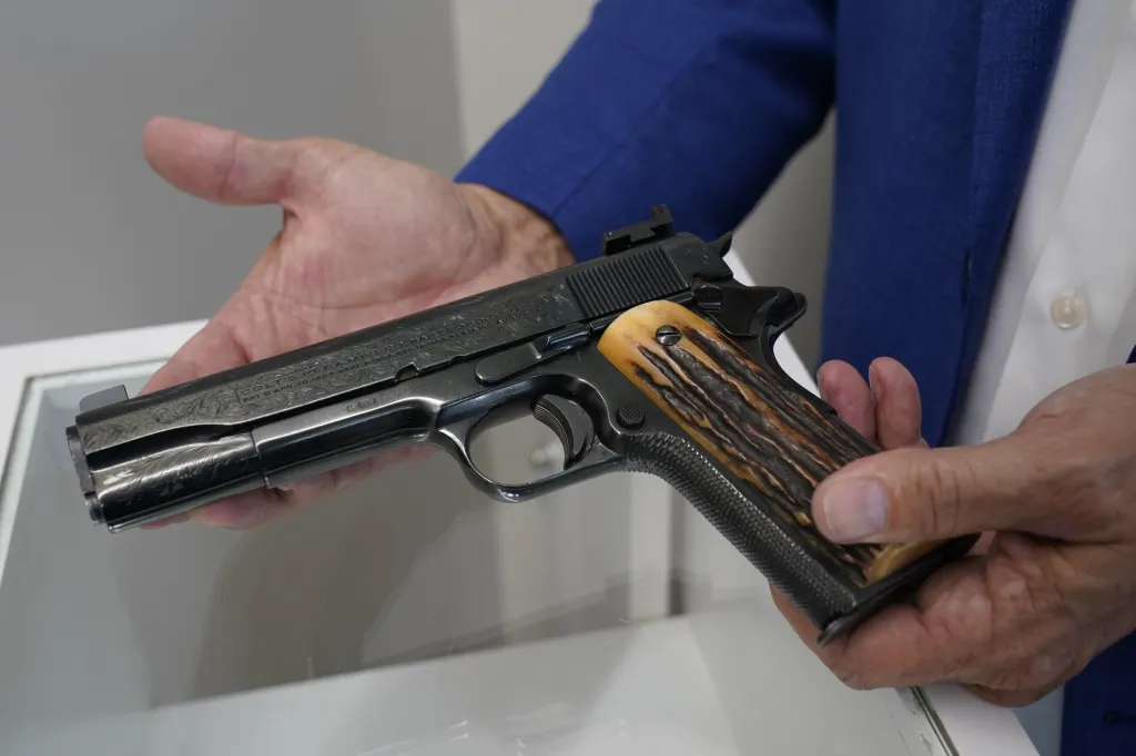 Předměty slavného šéfa amerického podsvětí počátku 20. století, známého pod jménem Al Capone, budou součásti aukce, která se uskuteční 8.října 2021 ve Witherellově aukční síni v Sacramentu