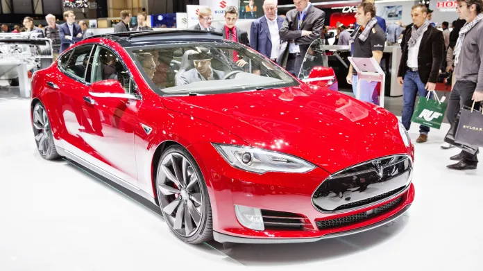 Tesla Model S na autosalonu v Ženevě 2015
