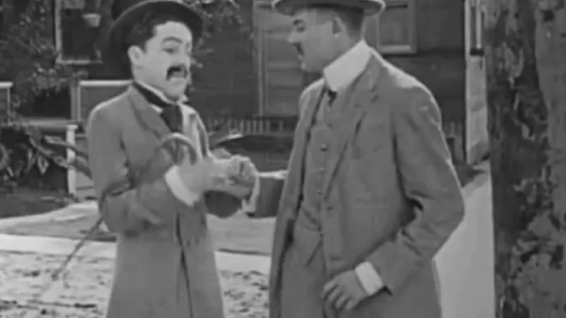 Charlie Chaplin (vlevo) ve svém prvním filmu