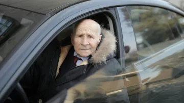 Senior za volantem (ilustrační foto)