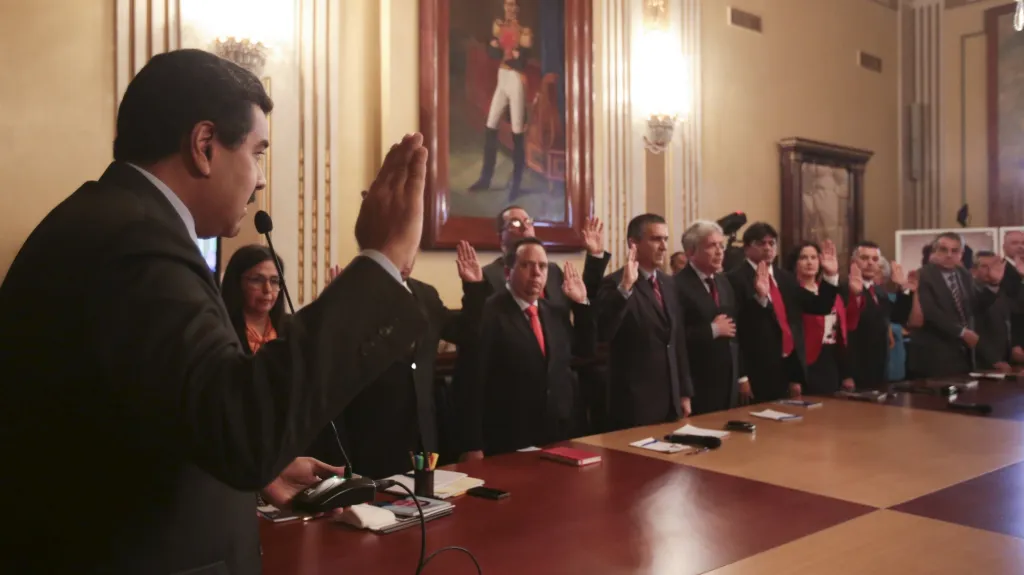 Maduro s členy své nové vlády