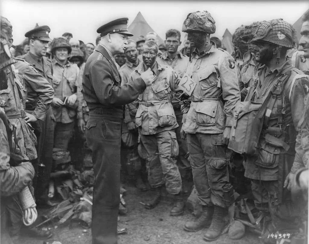 Nejvyšší velitel spojeneckých sil generál Dwight D. Eisenhower hovoří s americkými armádními výsadkáři na Greenham Common Airfield v Anglii 5. června 1944