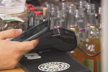 Kartou se platí častěji, v některých obchodech se dá vybrat u kasy jako v bankomatu
