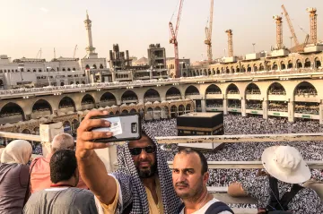 Tradiční rituály tváří v tvář mobilním aplikacím a megalomanské expanzi. Taková je Mekka 2.0