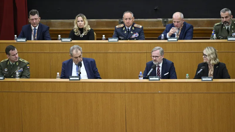 Velitelské shromáždění náčelníka Generálního štábu Armády ČR Karla Řehky (vlevo)