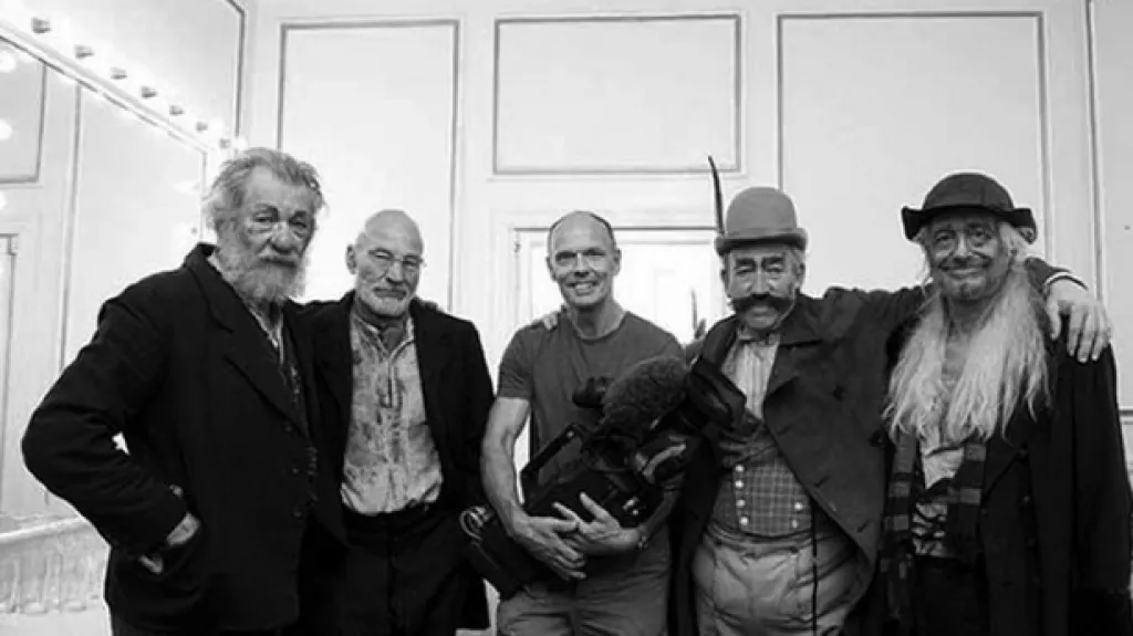 Chris Terrill (uprostřed)