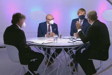 Roušky sundáme, až se proočkuje 75 procent populace, uvedl Vojtěch