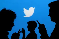 Twitter smazal přes 70 tisíc účtů šířících konspiraci QAnon. Její vyznavači protestovali v Kongresu