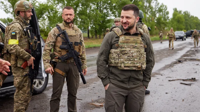 Volodymyr Zelenskyj s vojáky v Charkovské oblasti
