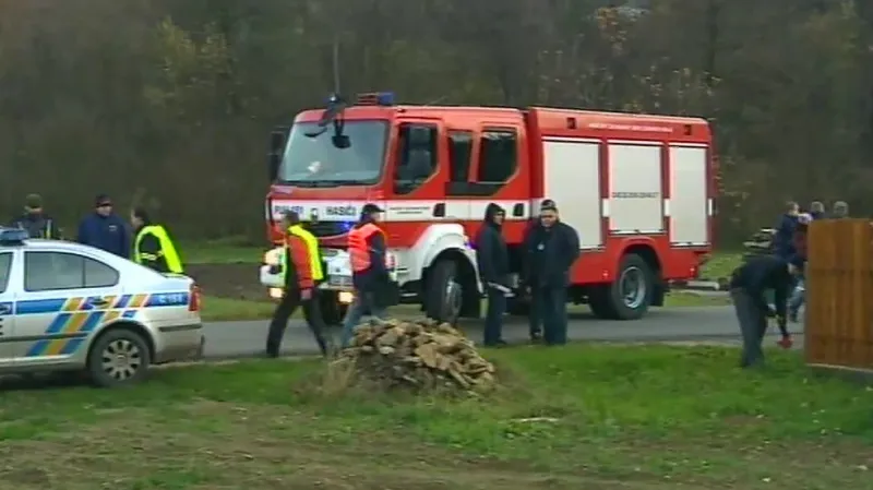 Hasiči museli dvě mrtvé dívky zpod auta vyprostit