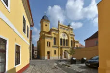 Žatecká synagoga má novou fasádu a okna. Rekonstrukce by měla skončit v srpnu