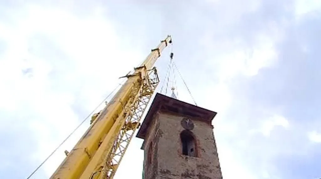 Usazování střechy kostelní věže