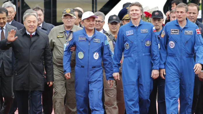 Kazašský prezident Nursultan Nazarbajev a kosmonauti Ajdyn Ajmbetov, Gennadij Padalka a Andreas Mogensen