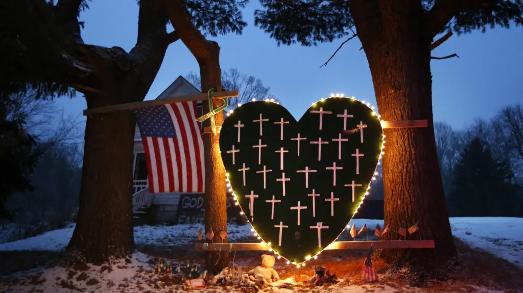 USA si připomínají rok od střelby v Newtownu