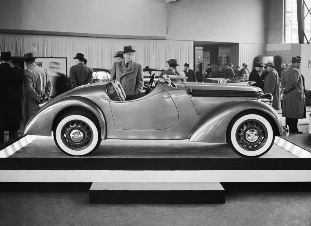 Záběr z Autosalonu na Výstavišti v Praze z roku 1937 dokazuje, že firma nevyráběla jen boty, ale soustředila se i na jiné průmyslové a obchodní plány. Automobil Jawa obuly pneumatiky Baťa