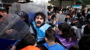 V Istanbulu v Turecku došlo k potyčkám mezi vysokoškolskými studenty a pořádkovou policií, když se studenti pokusili porušit zákaz a pochodovat na náměstí Taksim, aby oslavili První máj