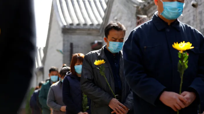 Celá Čína se na tři minuty zastavila, aby uctila památku obětí koronaviru