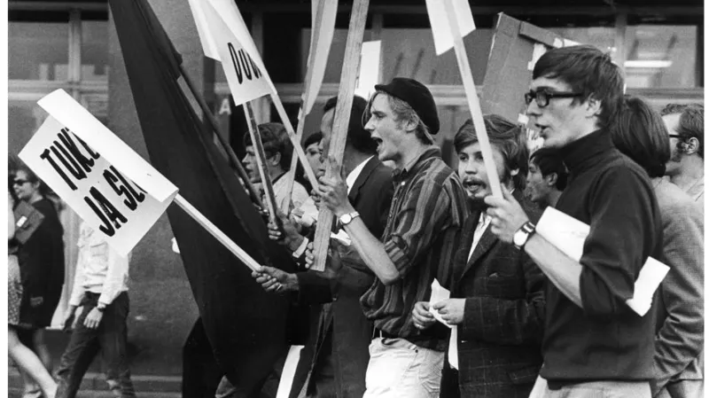 Erkki Tuomioja, Jukka Parkkari a Nils Torvalds se postavili proti okupaci Československa