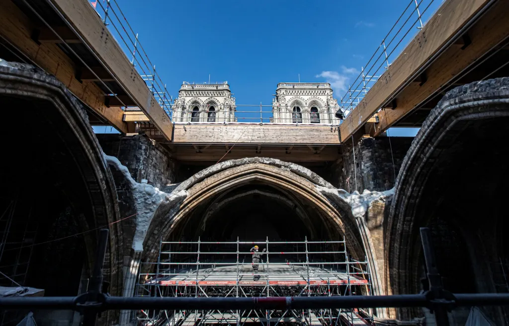 Francouzský prezident Emmanuel Macron, starosta Paříže Anne Hidalgo a generál francouzské armády Jean-Louis Georgelin navštívíli katedrálu Notre-Dame, která byla poškozena ničivým požárem před dvěma lety