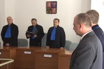 Soudce Pešek nesoudí, stále ale pobírá půlku platu