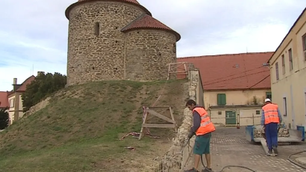 Okolí rotundy obsadili dělníci