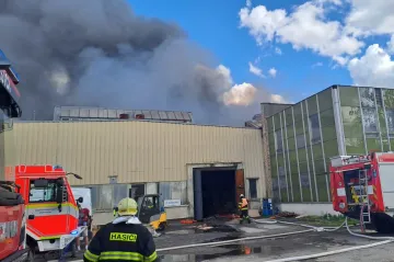 V Havlíčkově Brodě likvidují hasiči požár haly s plasty, škoda je odhadem 350 milionů korun