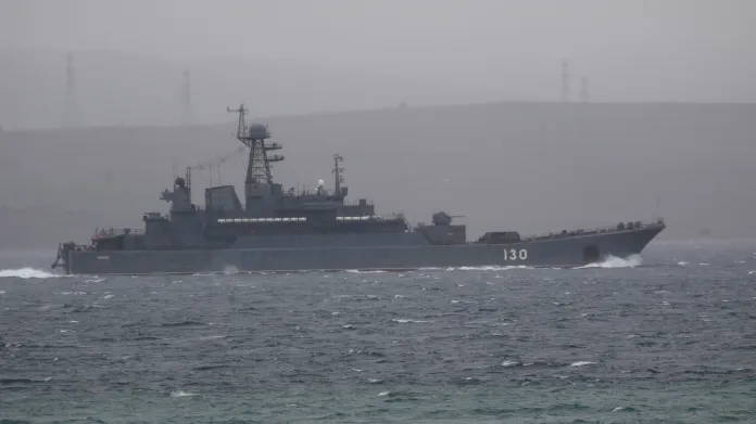 Ruská výsadková loď Koroljov v Dardanelách 8. února 2022