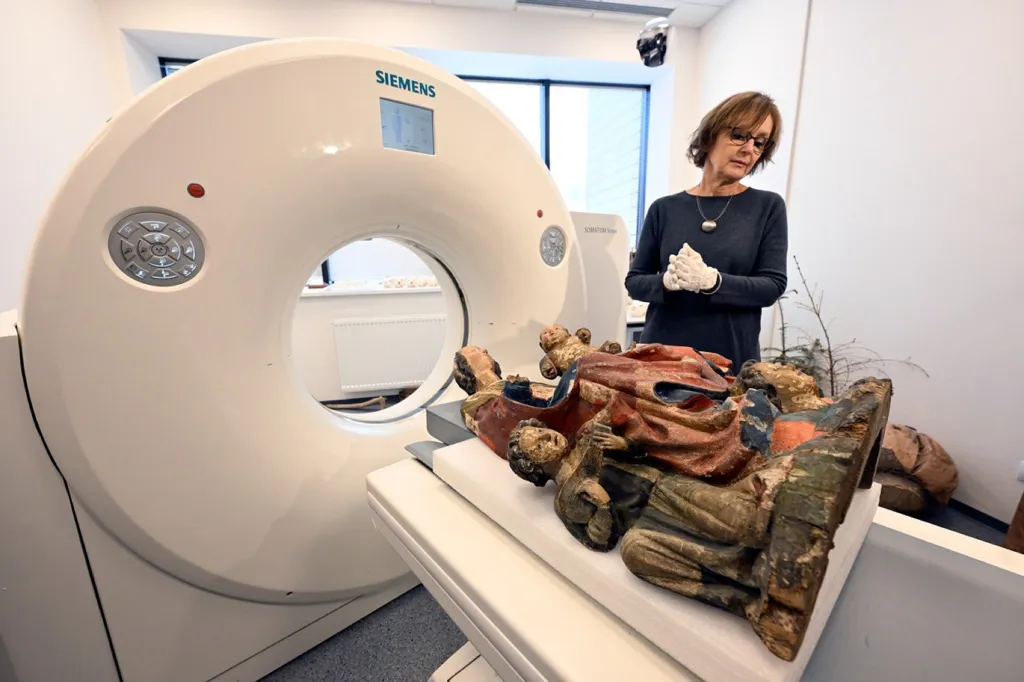 Tomografie dřevěné sochy Madony z Havraně