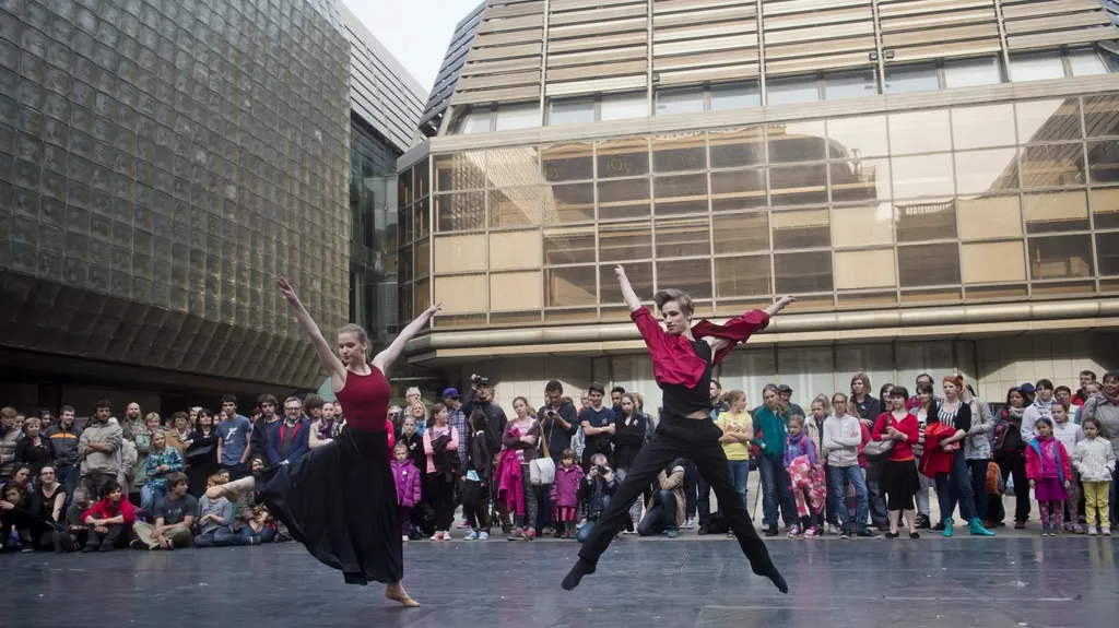 Mezinárodní den tance 2015 před Národním divadlem v Praze