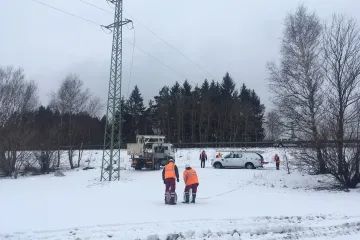 Stroj při opravách D1 strhl elektrické vedení, dálnice byla obousměrně uzavřena