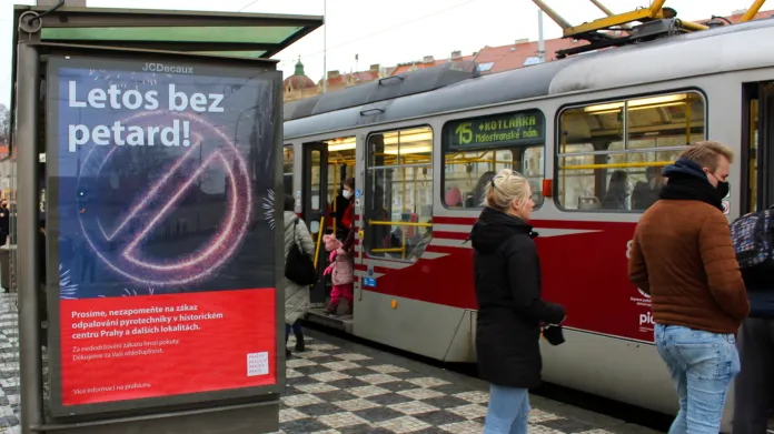 Na zákaz pyrotechniky v centru upozorňují v Praze i poutače na tramvajových zastávkách
