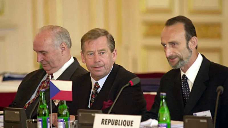 Ministři dopravy Antonín Peltrám (po prezidentově pravici) a Jaromír Schling připravili a napotřetí prosadili zákon o transformaci státních drah