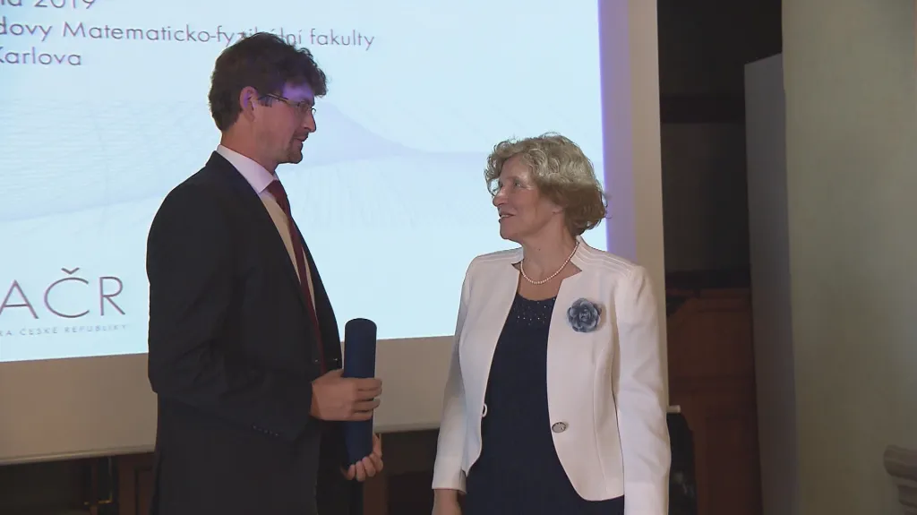 Předsedkyně Grantové agentury ČR Alice Valkárová předává ocenění Václavu Štětkovi