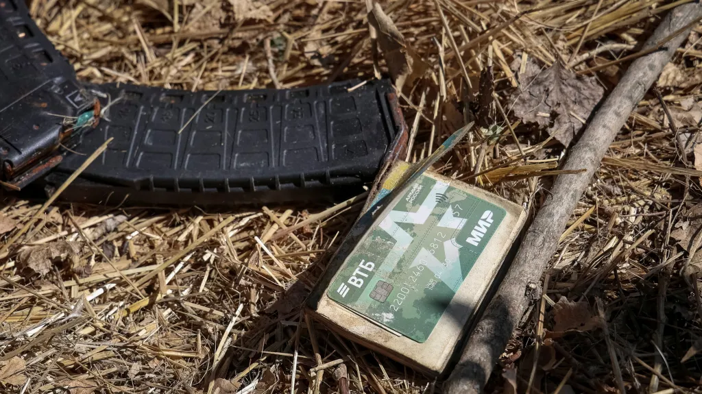 Zásobníky do útočné pušky a platební karta padlého ruského vojáka u obce Blahodatne v Doněcké oblasti