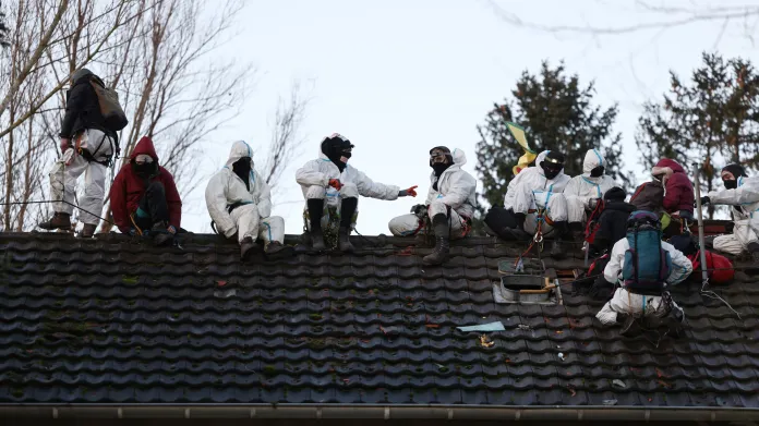 Aktivisté na střeše domu v osadě Lützerath