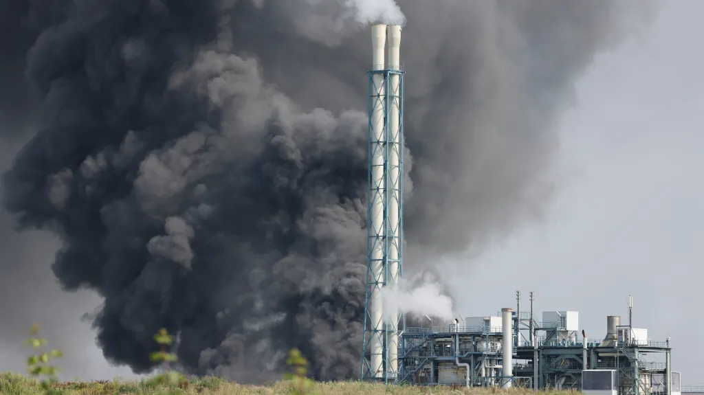 Dým nad místem výbuchu