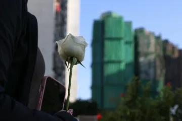 Hongkong po nejtragičtějším požáru za desítky let drží tři dny smutku