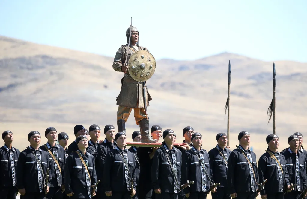 Rusko jako pořadatel Mezinárodních vojenských her se snaží vytvořit atraktivní podívanou. Na snímku kazašští vojáci vystoupili při slavnostním zahájení na 40. vojenské základně Otar v Žambylské oblasti v Kazachstánu, kde uctili historické hrdiny